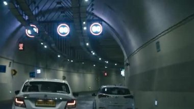 Mumbai şehrinin ufuk çizgisi denizin ötesinde, ihtişamını gözler önüne seriyor. Gemiler ve tekneler denizde özgürce dolaşarak hareketli aktiviteyi tamamlıyorlar. Güneş şehrin arkasında parlıyor, üzerinde kuşlar uçuşuyor..