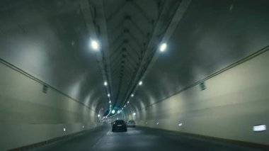 Mumbai şehrinin ufuk çizgisi denizin ötesinde, ihtişamını gözler önüne seriyor. Gemiler ve tekneler denizde özgürce dolaşarak hareketli aktiviteyi tamamlıyorlar. Güneş şehrin arkasında parlıyor, üzerinde kuşlar uçuşuyor..