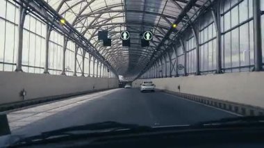 Mumbai şehrinin ufuk çizgisi denizin ötesinde, ihtişamını gözler önüne seriyor. Gemiler ve tekneler denizde özgürce dolaşarak hareketli aktiviteyi tamamlıyorlar. Güneş şehrin arkasında parlıyor, üzerinde kuşlar uçuşuyor..