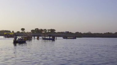 Vrindavan, Mathura, Hindistan 30 Mart 2025: İnsanlar Vrindavan 'daki Yamuna Nehri' nde tekne faaliyetlerinin keyfini çıkarırken görülebilir. Bu sakin ortam hem yerli hem de turistleri çekiyor..