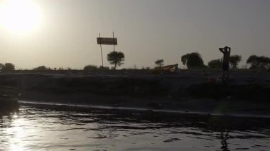 Kıyılardaki çadırlı bir dükkan nehir kıyılarının karanlık siluetini ve uzun otları tamamlıyor. Bu ayar ziyaretçiler için eşsiz bir atmosfer yaratır..