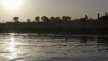 Vrindavan 'daki nehir kıyısındaki mahsullerin toplanması, bölgenin tarım yaşam tarzını gözler önüne seriyor. İnsanlar ürünlerini toplamak için birlikte çalışırlar..