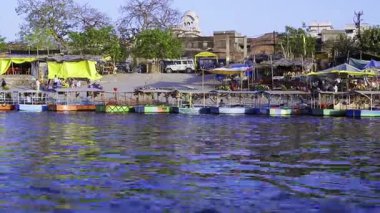 Vrindavan, Mathura, Hindistan 30 Mart 2025: Vrindavan 'daki Keshi Ghat' ta Yamuna Nehri 'nin kenarlarına renkli tekneler yanaştı. Bu canlı sahne yerel kültür ve etkinlikleri gösteriyor.