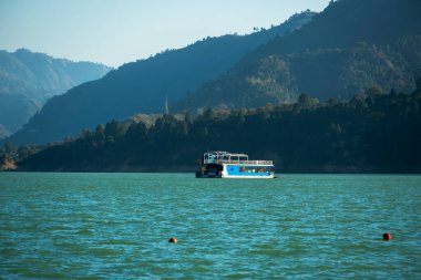 Tihri, Hindistan, 08 Aralık 2025: İki katlı yüzen bir otel gölde eşsiz konaklama olanakları sunuyor. Misafirler su üstünde kalmanın yeniliğini yaşarken çarpıcı manzaranın tadını çıkarabilirler..
