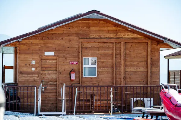 Tihri, Hindistan, 08 Aralık 2025: Gölün yüzeyinde bulunan ahşap bir kulübe doğanın tadını çıkarmak için eşsiz bir bakış açısı sunuyor. Günlük işlerden kaçmak için mükemmel bir yol..