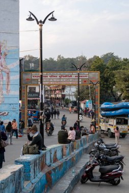 Rishikesh, Hindistan, 08 Aralık 2024: Muni Ki Reti in Rishikesh, Janki Setu köprüsü yakınlarında bir pazar alanına sahiptir. Bölge canlı ve yerel kültürlerle dolu..