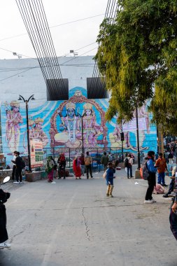 Rishikesh, Hindistan, 08 Aralık 2024: Lord Rama, Sita, Laxman ve Hanuman 'ın resmedildiği büyük bir duvar resmi, Rishikesh' te insanların yürüdüğü bir duvar resmi. Bu sanat eseri kültürel çevreyi zenginleştiriyor..