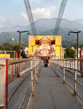 Rishikesh, Hindistan, 08 Aralık 2024: Lord Hanuman 'ın büyük bir duvar resmi Rishikesh' teki Janki Setu köprüsünü süslüyor. Bu sanat eseri bağlılığı sembolize ediyor ve birçok ziyaretçi çekiyor..