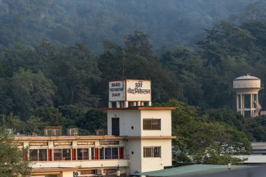 Rishikesh, Hindistan, 08 Aralık 2024: Rishikesh 'teki Shri Ved Niketan Dham binası ruhani arayanlar için sakin bir dinlenme yeri olarak duruyor. Mimarisi zengin kültürel mirası yansıtır..