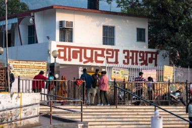 Rishikesh, Hindistan, 08 Aralık 2024: Vaanprastha Ashram 'ın Rishikesh' teki manzarası sakin çevresini gözler önüne seriyor. Baba Kali Kamli Vanprastha Ashram barışçıl atmosferiyle tanınır..