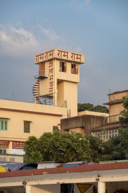 Rishikesh, Hindistan, 08 Aralık 2024: Geeta Bhawan 'ın Rishikesh' teki görüntüsü mimari güzelliğini sergiliyor. Bu konum ruhani deneyimler arayan ziyaretçiler için önemlidir..
