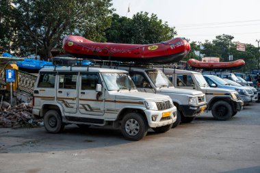 Rishikesh, Hindistan, 08 Aralık 2024: Bağlı nehir salları Rishikesh 'teki ciplerde görülmekte, bu da bölgedeki popüler macera aktivitelerini gösteriyor.
