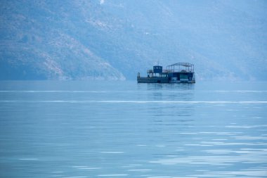 Gölde yüzen bir otel eşsiz ve lüks bir konaklama sağlar. Çevredeki sular misafirler için rahatlatıcı bir ortam yaratıyor..