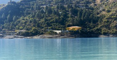 Gölde yer alan bir otel arkadaki dağların nefes kesici manzarasını sunuyor. Huzurlu bir ortam onu ideal bir kaçış yeri yapıyor..