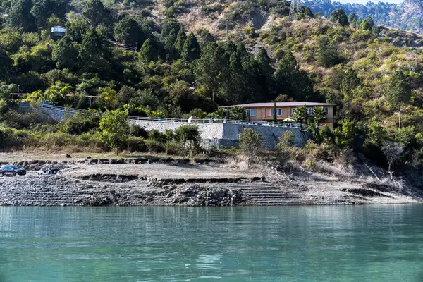 Gölde yer alan bir otel arkadaki yeşil dağların manzarasıyla övünür. Doğal manzara, hedefin genel cazibesini arttırır..