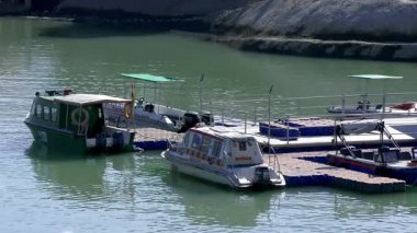 Rishikesh, Hindistan 24 Ocak 2025: Kurtarma botları Tahri Gölü kenarına yanaştı, herhangi bir görev için hazırlar, güvenliğe olan bağlılıklarını yansıtıyorlar..