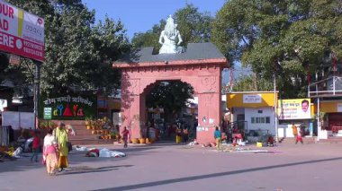 Rishikesh, Hindistan 24 Ocak 2025: İnsanlar Rishikesh 'teki Triveni Ghaat' a varır, bölgenin sunduğu ruhani ve kültürel etkinliklere katılmaya hazırdırlar..