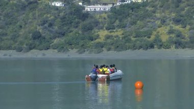 Rishikesh, Hindistan 24 Ocak 2025: Sürat teknesindeki bir grup turist Rishikesh 'teki Tehri Gölü' nde selfie çekiyorlar, maceralarının keyifli anlarını yakalıyorlar.