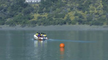 Rishikesh, Hindistan 24 Ocak 2025: Bir grup turist sürat teknesiyle Tehri Gölü 'nde selfie çekerken, tekne dönüyor ve daha fazla heyecan için turluyor.