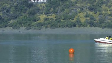 Rishikesh, Hindistan 24 Ocak 2025: Sürat teknesindeki bir grup turist Rishikesh 'teki Tahri Gölü' nde selfie çekiyorlar, tekne dönüp suda dönerken dalgalar yaratıyorlar..