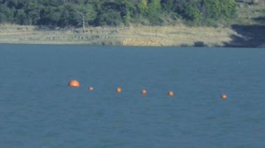 Mavi gölde çeşitli boyutlarda şamandıraların yüzdüğü görülebilir. Bölgenin manzarası güzelleşir..