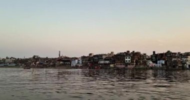 Mathura 'nın ufuk çizgisi Yamuna Nehri boyunca görülebiliyor. Şehrin mimari güzelliğini su üzerinde sergiliyor..