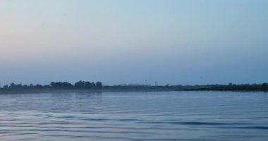 Mathura 'daki Yamuna Nehri' nin akşam manzarası, akşam ışıklarıyla aydınlanır..