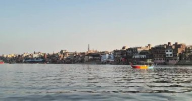 Mathura, Hindistan - 18 Mayıs 2025: Renkli tekneler Mathura Yamuna Nehri 'ndeki Ghat nehrinde yol alıyorlar..