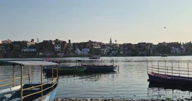 Mathura, Hindistan - 18 Mayıs 2025: Mahalle sakinleri Mathura Yamuna Nehri Ghat 'inde, nehir boyunca yüzen motorlu tekne ve sandallarla yaşarken görülüyor..