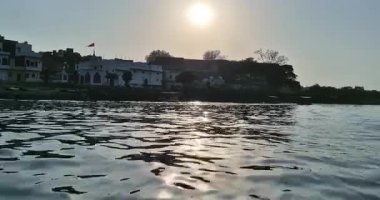 Mathura, Hindistan - 18 Mayıs 2025: Yerel halk Mathura Yamuna Nehri Ghat 'inde günlük yaşamlarını sürdürürken görülüyor..