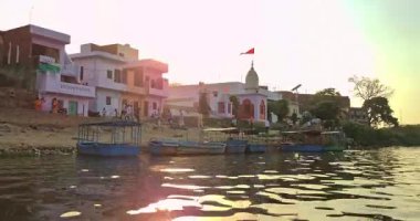 Mathura, Hindistan - 18 Mayıs 2025: Yerel halk Mathura Yamuna Nehri Ghat kıyılarında yürüyor, manzaranın ve hareketli toplum hayatının tadını çıkarıyorlar.