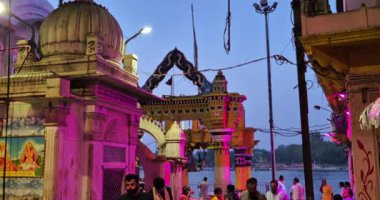 Mathura, Hindistan - 18 Mayıs 2025: Seyyahlar Mathura 'daki Vishram Ghaat' ta toplanarak, dingin ortamın tadını çıkarıyorlar..