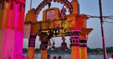 Mathura, Hindistan - 18 Mayıs 2025: Mathura 'daki Vishram Ghaat' ta hacılar, maymunlar ve diğer insanların bir karışımı canlı bir sahne yaratarak etkinliklerle dolu.