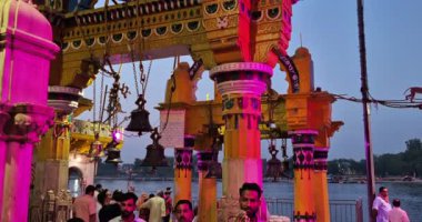 Mathura, Hindistan - 18 Mayıs 2025: Seyyahlar Mathura 'daki Vishram Ghaat' ta büyük çan çalıyorlar ve konumun manevi atmosferini artırıyorlar.