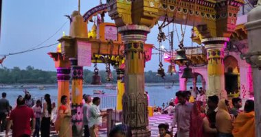 Mathura, Hindistan - 18 Mayıs 2025: Maymunlar ve insanlar Mathura 'daki Vishram Ghaat' ta aynı alanı paylaşıyor, canlı ve eğlenceli bir atmosfer yaratıyorlar.