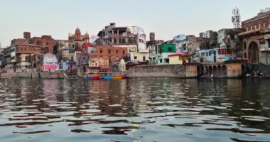 Mathura, Hindistan - 18 Mayıs 2025: Tarihi Mathura şehri Yamuna Nehri kıyısında yer almaktadır..