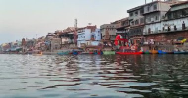 Mathura, Hindistan - 18 Mayıs 2025: Yerel halk ve turistler tarihi Mathura kentinde yürüyor, Yamuna Nehri kıyısındaki zengin kültürünü keşfediyorlar.