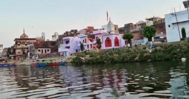 Mathura, Hindistan - 18 Mayıs 2025: Mathura Yamuna Nehri Ghat 'inde hayat canlı, yerel halk kıyılarda yürüyor, manzaranın ve toplumsal etkileşimlerin tadını çıkarıyor.
