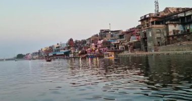 Mathura, Hindistan - 18 Mayıs 2025: Şehrin mimari güzelliğinin sergilendiği tarihi Mathura şehrindeki Yamuna Nehri 'nin kıyıları renkli tapınaklarla çevrilidir..