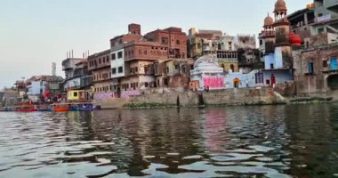 Mathura, Hindistan - 18 Mayıs 2025: Tarihi Mathura şehri Yamuna Nehri üzerinde yer almaktadır, teknelerin sularda yüzdüğü görülebilir ve cazibesine katkı sağlar..