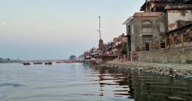 Mathura, Hindistan - 18 Mayıs 2025: Mathura 'daki Yamuna Nehri kıyıları bu kutsal su yolunun karşılaştığı çevresel sorunları vurgulayan çöp ve kirlilikle gölgeleniyor.