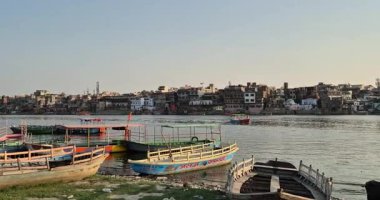Mathura, Hindistan - 18 Mayıs 2025: Mathura 'da Yamuna Nehri' nin kenarlarında atık birikiyor ve önemli bir kirliliğe ve yerel ekosisteme etki ediyor.