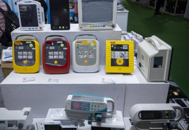 Büyük Noida, Hindistan - 24 Mayıs 2025: Otomatik dış defibrilatör üniteleri Hindistan Med Expo 2025 'te sergilendi ve acil durum müdahalesindeki kritik rollerini vurguladı.