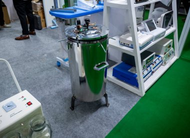 Büyük Noida, Hindistan - 24 Mayıs 2025: Hindistan Med Expo 2025 'te sterilizasyon süreçlerindeki önemini gösteren dikey bir otomatik klavye makinesi sergilendi.