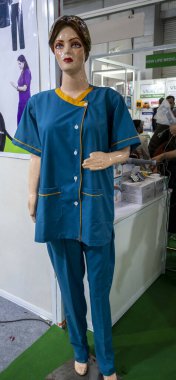 Büyük Noida, Hindistan - 24 Mayıs 2025: Hastanede giyinmiş ve hemşire kıyafeti giymiş bir kadın manken, Hindistan Tıp Fuarı 2025 'te sergilendi..
