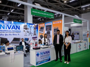 Büyük Noida, Hindistan - 24 Mayıs 2025: Nivan Sağlık Sistemleri personeli, Hindistan Med Expo 2025 'teki stantlarında ziyaretçilerle karşılaştı ve sundukları sunumlar hakkında bilgi sağladı..