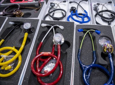 Büyük Noida, Hindistan - 24 Mayıs 2025: Hindistan Med Expo 2025 'te tıbbi araçlarda hem işlevsellik hem de estetiğe hitap eden renkli steteskoplar sergilendi.