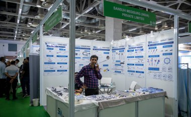 Büyük Noida, Hindistan - 24 Mayıs 2025: Sanush MediSurg India Pvt Ltd, Hindistan Med Expo 2025 'teki standı ile birlikte son tıbbi yeniliklerini sundu..