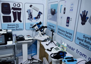 Büyük Noida, Hindistan - 24 Mayıs 2025: Biotronix Care International LLLP tarafından Hindistan Med Expo 2025 'te rehabilitasyondaki gelişmeleri gösteren fizik tedavi araçları ve ekipmanlar sergilendi..