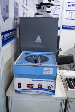 Büyük Noida, Hindistan - 24 Mayıs 2025: Bir Dijital Laboratuvar Santrifüj Makinesi Hindistan Med Expo 2025 'te sergilendi, tıbbi laboratuvarlarda yeteneklerini gösterdi.